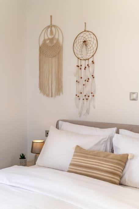 In The Heart Of Fira & Free Pool - Nychteri Suite Buitenkant foto