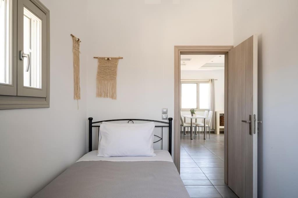 In The Heart Of Fira & Free Pool - Nychteri Suite Buitenkant foto