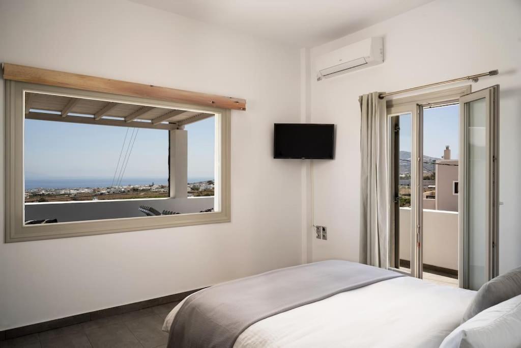 In The Heart Of Fira & Free Pool - Nychteri Suite Buitenkant foto