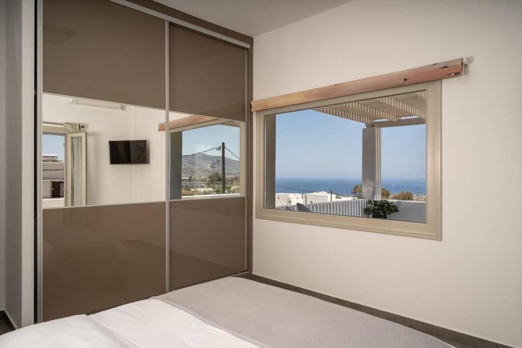 In The Heart Of Fira & Free Pool - Nychteri Suite Buitenkant foto