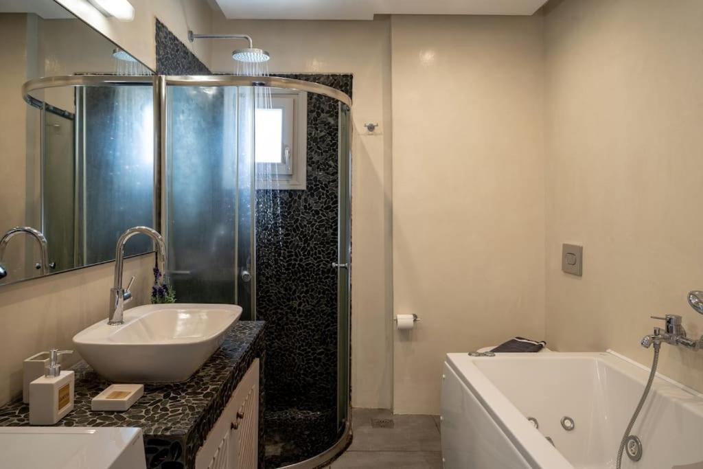In The Heart Of Fira & Free Pool - Nychteri Suite Buitenkant foto