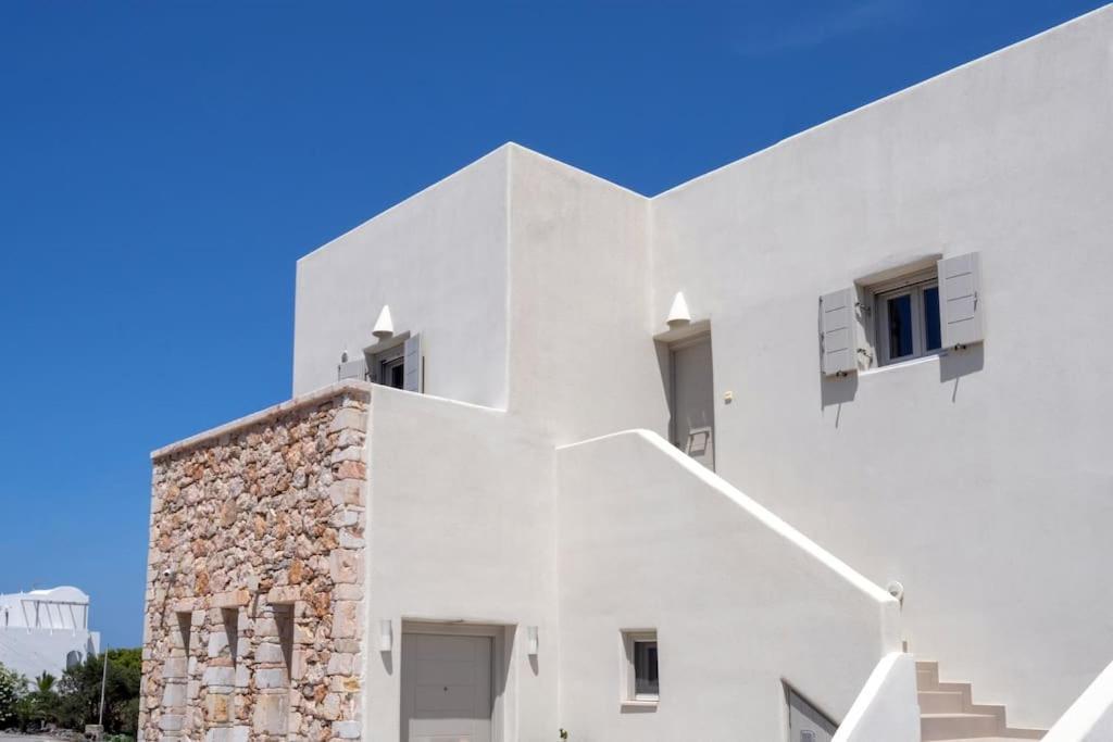 In The Heart Of Fira & Free Pool - Nychteri Suite Buitenkant foto
