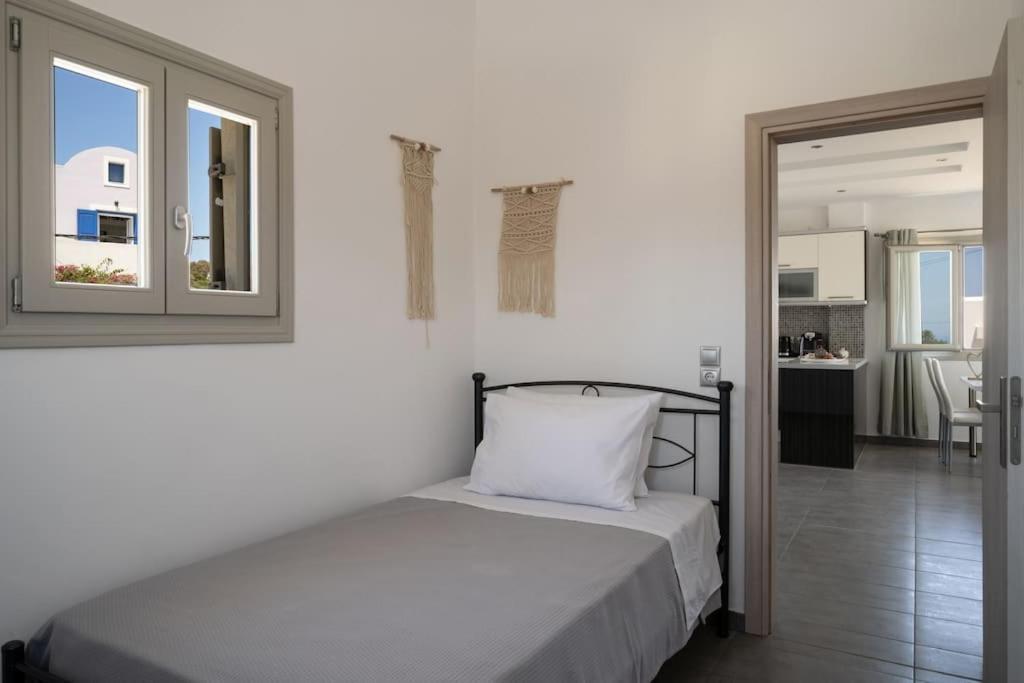 In The Heart Of Fira & Free Pool - Nychteri Suite Buitenkant foto