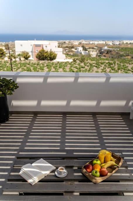 In The Heart Of Fira & Free Pool - Nychteri Suite Buitenkant foto