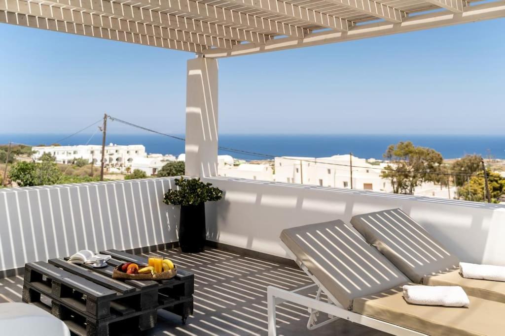 In The Heart Of Fira & Free Pool - Nychteri Suite Buitenkant foto