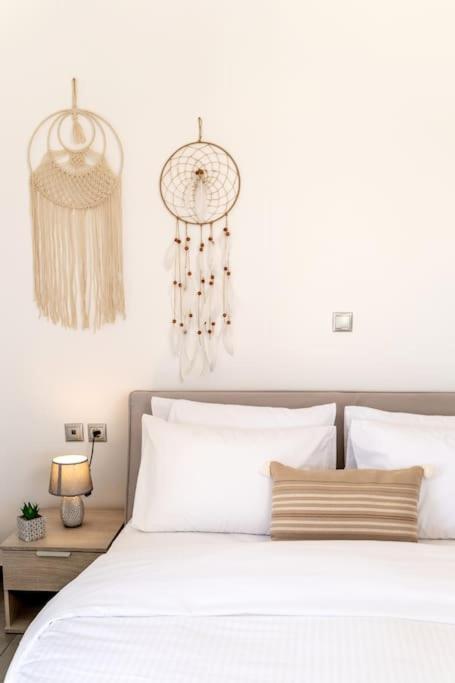 In The Heart Of Fira & Free Pool - Nychteri Suite Buitenkant foto