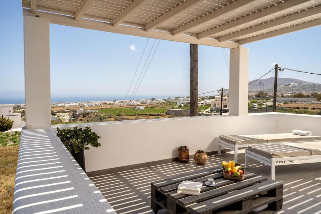 In The Heart Of Fira & Free Pool - Nychteri Suite Buitenkant foto