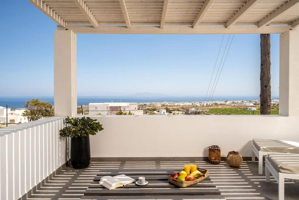 In The Heart Of Fira & Free Pool - Nychteri Suite Buitenkant foto